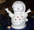 Schneemann-Windlicht mit Teelicht-Basis - 29,5 cm hoch - Schrühware