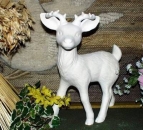 Stehendes Hirschkalb mit Geweih – 33 cm hoch – Schrühware