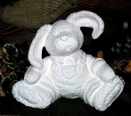 Hase mit Trägerhose, sitzend - Schrühware