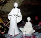 Indianerinen – Serenen - stehend und sitzend - mit Krug / Vase – 25 und 12,5 cm hoch - Schrühware