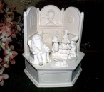 Spieluhr - 6eckig mit Rückwand - tanzende Weihnachtszwerge - Schrühware