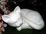 Schlummernde Katze – 18,8 cm lang - Schrühware