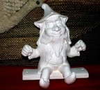 Kleiner Troll auf der Schaukel – 19 x 21 cm - Schrühware