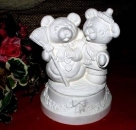 Spieluhr - Teddy mit Schneemannteddy - weihnachtliche Basis - Schrühware