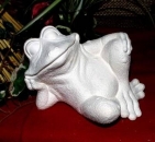 Lustiger Frosch - liegend – 16,5 cm lang - Schrühware