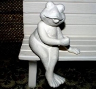 Sitzender Regalfrosch – 14 cm hoch - Schrühware