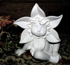 Narzissen-Baby - sitzend – 16,5 cm hoch – Schrühware