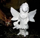 Kindliche stehende Elfe – 23 cm hoch – Schrühware