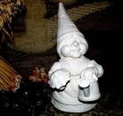 Mrs. Gnome mit Blume und Gießkanne – 33 cm hoch – Schrühware