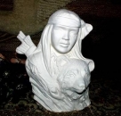 Indianerjunge mit Bär – 22,5 cm hoch – Schrühware