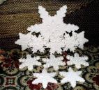 Schneeflocken zur Deko im 11er-Set – ohne Löcher – 15 und 7 cm Ø – Schrühware