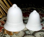 Glocken im 2er-Set – 2 verschiedene – 4,4 und 5,5 cm hoch – Schrühware