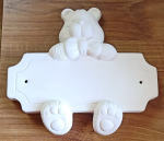 Teddy-​Türschild mit Bohrlöchern – 22 x 20 cm – Schrühware – Sonderangebot