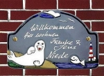 Keramik-Türschild – Robbe und Leuchtturm – 20,5 x 13 cm – Schriftfeld blaugrau – Handarbeit