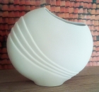 Wellenvase mit schräger Öffnung – 25 cm hoch – 27 cm breit – Schrühware