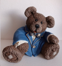 Teddy mit blauer Jacke – 21,5 cm hoch – liebevoll und detailreich bemalt – Handarbeit aus Keramik – Unikat