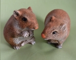Wüsten-​Rennmäuse im 2er-​Set – bis 10,5 cm lang – bemalte Keramik - Handarbeit - Ihre Wünsche werden gerne berücksichtigt!