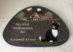Keramik-Türschild – Landhaus mit Katze – 29 x 19 cm – Schriftfeld dunkelbraun – Handarbeit