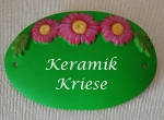 Keramik-Türschild – drei rosa Blüten – 14,3 x 9,3 cm – Schriftfeld grün – Handarbeit