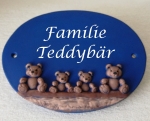 Keramik-Türschild – Teddyfamilie – 4 Teddys – 18,5 x 13,7 cm – Schriftfeld mittelblau – Handarbeit – Unikat