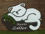 Keramiktürschild – weiße, schlafende Katze auf Kissen