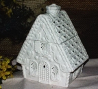 Knusperhaus / Lebkuchenhaus – Dose – zum Beleuchten mit schönen Details - aufwändig ausgeschnitten – 20 x 15 x 25 cm - Schrühware