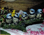 Fünf Vögel auf Ast – 27 cm lang – 13 cm hoch – Handarbeit aus Keramik – Unikat