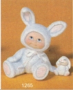 Osterkind – sitzend – mit Ei – 10 cm hoch – Schrühware
