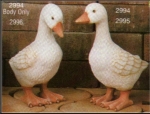 Stehende Gänse im 2er-Set – je 20 cm hoch – Schrühware