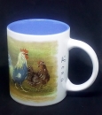 Keramik-Tasse - Becher mit Wunschname – Rundum-Motiv – Hühnerhof – Hahn & Henne