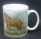 Keramik-Tasse - Becher mit Wunschname – Rundum-Motiv: Pferde mit Fohlen