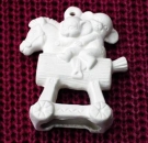ALBERTAS–Gießform – neu – Maus auf Schaukelpferd - Ornament – Hänger – 9,2 cm – Design auf Vorder-​ und Rückseite