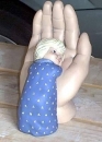 Schützende Hand mit Jungen - klein - 15 cm hoch - Schrühware