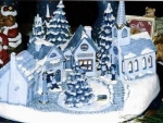 Weihnachtsdorf – groß - mit Basis 42,5 cm – Häuser bis 13 cm – Kirche 25 cm – Bäume 20 cm hoch - Schrühware
