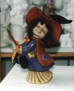 Hexe auf Besen – 22,5 cm hoch - Schrühware