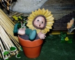Sonnenblumenkind im großem Topf - mittel – 21 cm hoch – bemalte Keramik - Handarbeit - Ihre Wünsche werden gerne berücksichtigt!