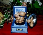 Spieluhr - Grammophon mit Teddies - 18 cm hoch - Schrühware