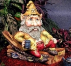 Java Gnom auf Baumstamm – Baumstamm 45 cm lang - Gnom 42 cm hoch - Schrühware