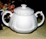 BAVARIA – Zuckerdose mit Deckel -  15,2 cm breit – 10,5 cm hoch – Schrühware