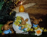 Mittler Kerzenhalter - 26 cm hoch - und zwei passende Osterhasen - je 12,5 cm hoch - mit Teelicht-Einsatz - Schrühware