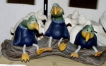 Lustiges Geier - Trio  bis 11,3 cm hoch - auf Baumstamm 33,8 cm lang – Schrühware