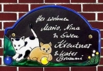 Keramik-Türschild – Friesen-Trend – Katzenpaar – schwarzweiße und beige Katze - 20,5 x 13 cm – Schriftfeld dunkelbraun - Handarbeit