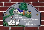 Keramik-Türschild – Haus mit Gänsen – 21,5 x 13,5 cm – Schriftfeld hellgrau – Handarbeit
