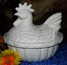 Korb mit Huhn-Deckel / Dose - 26 cm hoch - 26 cm breit - Schrühware