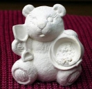 Kalenderbär – Juli – Sandeimer und Schüppchen – 8 cm hoch – Schrühware