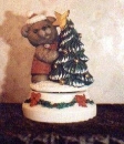 Spieluhr - Teddy mit Weihnachtsbaum - Schrühware