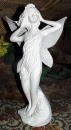 Elfe – beide Hände im Haar – stehend – 33 cm hoch – Schrühware