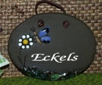 Töpfer-Türschild – Blume und Schmetterling – 8,5 x 7 cm – dunkelbraun – Handarbeit
