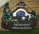 Klingelschild -Türschild mit eingebauter Messingklingel – Heidehaus klein - 18 x 15 cm – sehr aufwändige Töpferarbeit – Unikat