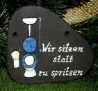 Keramik-Hinweisschild mit festem Text – Wir sitzen …  - 12 x 11 cm – Töpferarbeit